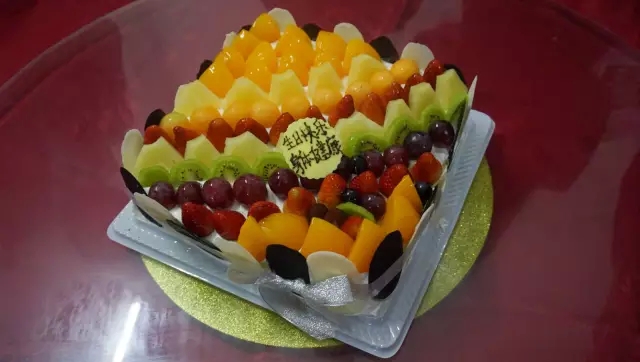 佳肴洋溢歡慶，蛋糕分享甜蜜！！富軒第四季員工生日會感恩來襲......