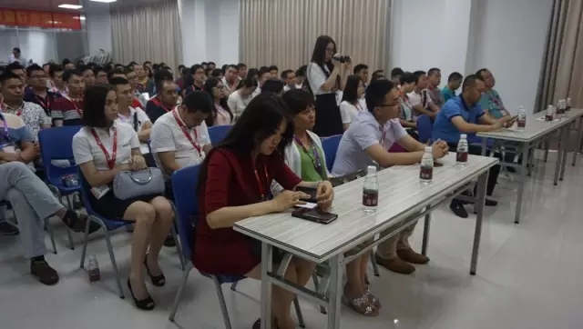 共同見證富軒門窗“互聯網+示范基地”授牌儀式