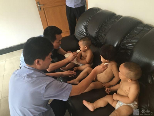 三個萌娃“仗劍走天涯”，父母在哪里？