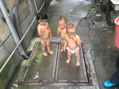 三個萌娃“仗劍走天涯”，父母在哪里？