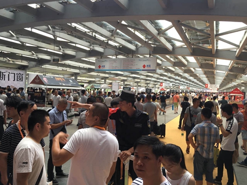 富軒門窗建博會現場新品首發，吸引萬人圍觀