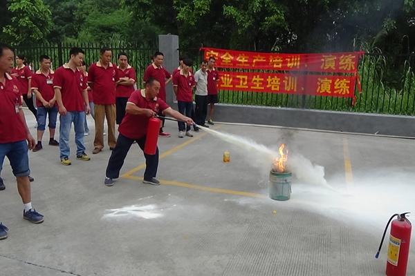 富軒門窗舉行消防演習,全員提高安全防范意識