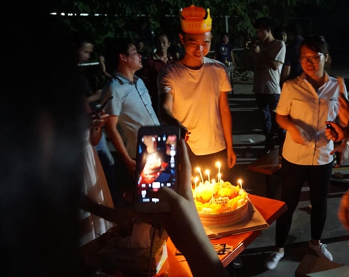 燥起來!富軒門窗生日會與燒烤激情相約