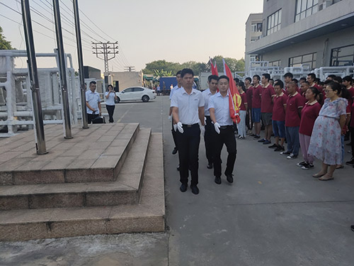 “同升國旗 同唱國歌”富軒門窗祝賀祖國70周年華誕