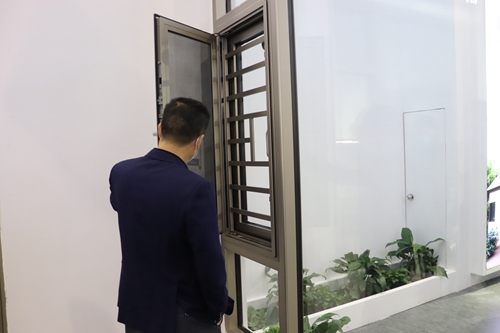 富軒門窗高定展圈粉無數，品味門窗高定之美